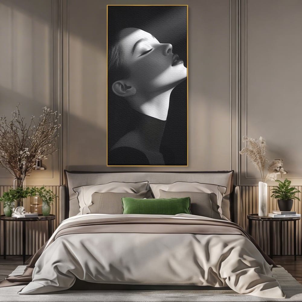 Tablou canvas cu tablou canvas portret alb-negru femeie, in rama de aluminiu auriu, pe perete intr-un dormitor
